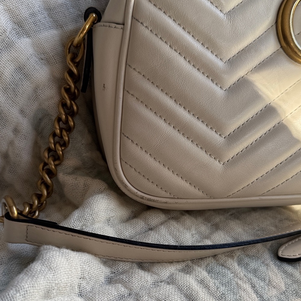 Gucci Beige Leather Crossbody with Gold Chain - Picture 3 of 14